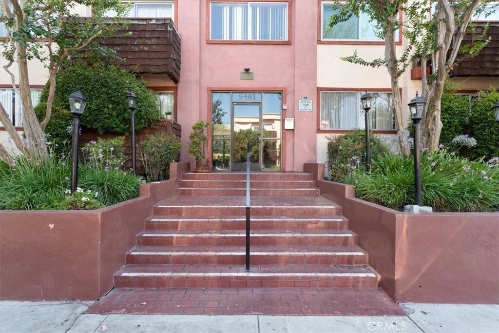Property Photo: 5403 Newcastle Avenue 19 CA 91316