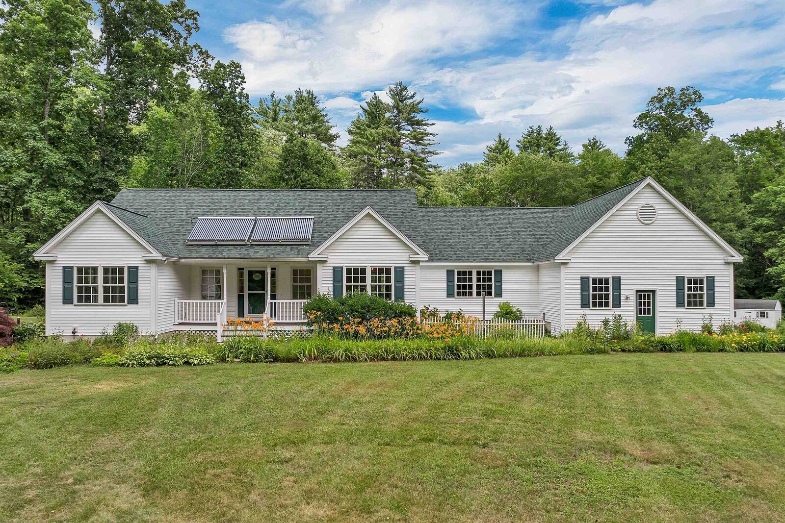Property Photo:  16 Shepherd Lane  NH 03042 
