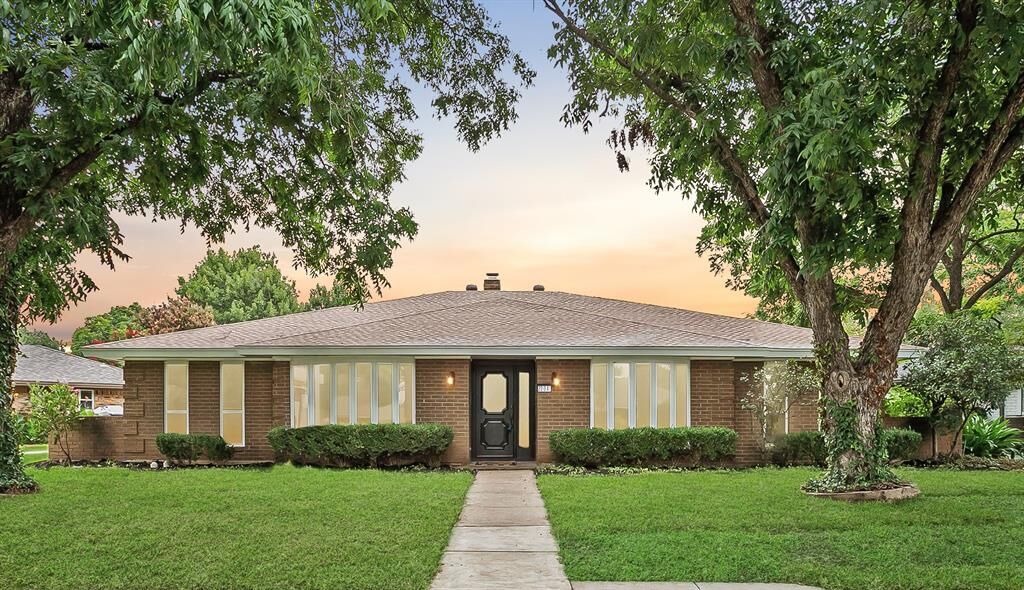 Property Photo:  2204 Winewood Lane  TX 76013