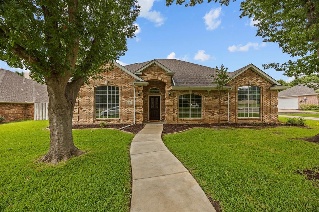 Property Photo: 1121 Countryhill Drive TX 76248