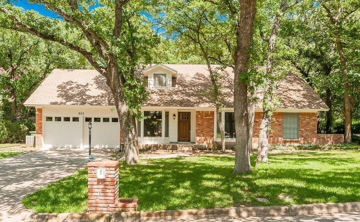 Property Photo:  805 Live Oak Lane  TX 76012 