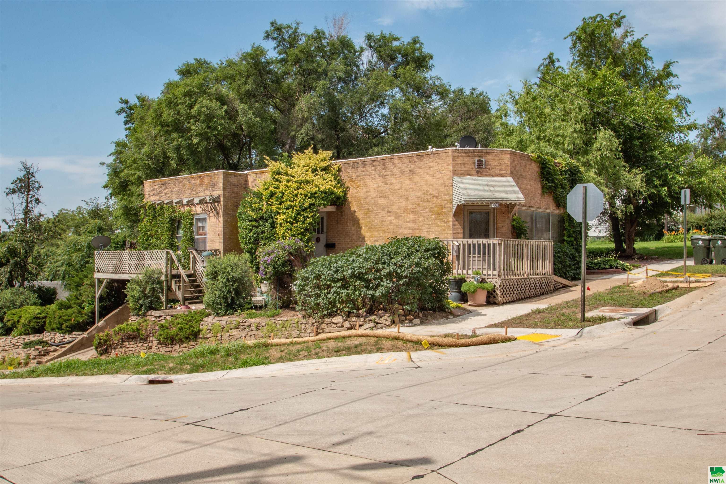 Property Photo: 1301 S Linn St IA 51106