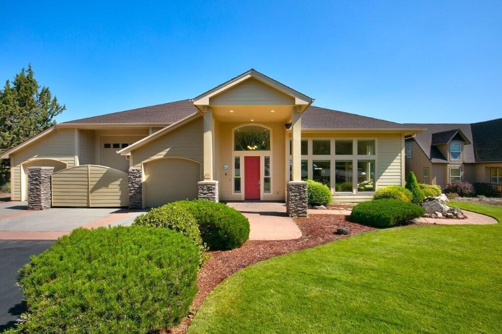 Property Photo: 8939 Eagle Crest Boulevard OR 97756