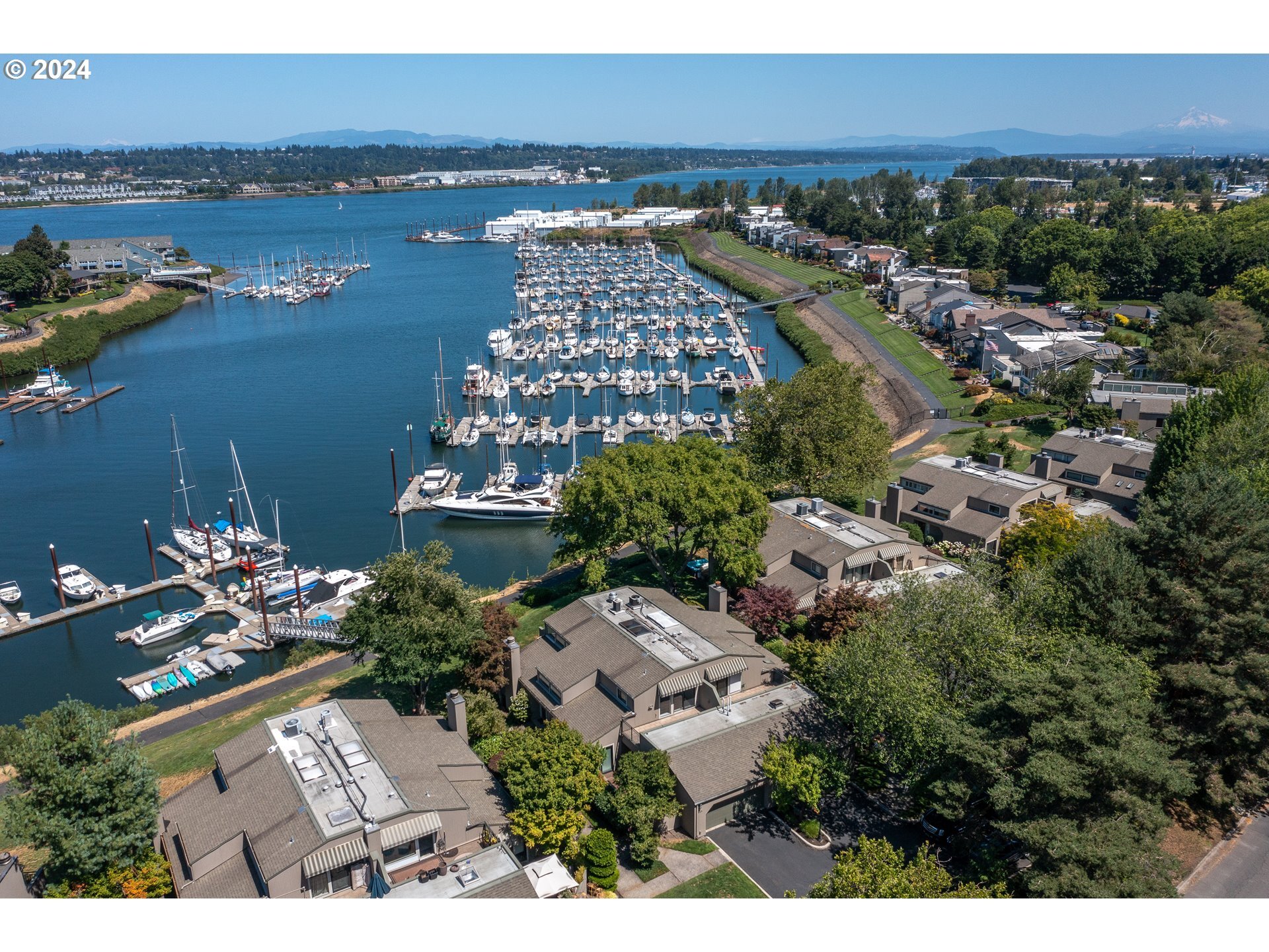 Property Photo: 513 N Tomahawk Island Dr OR 97217