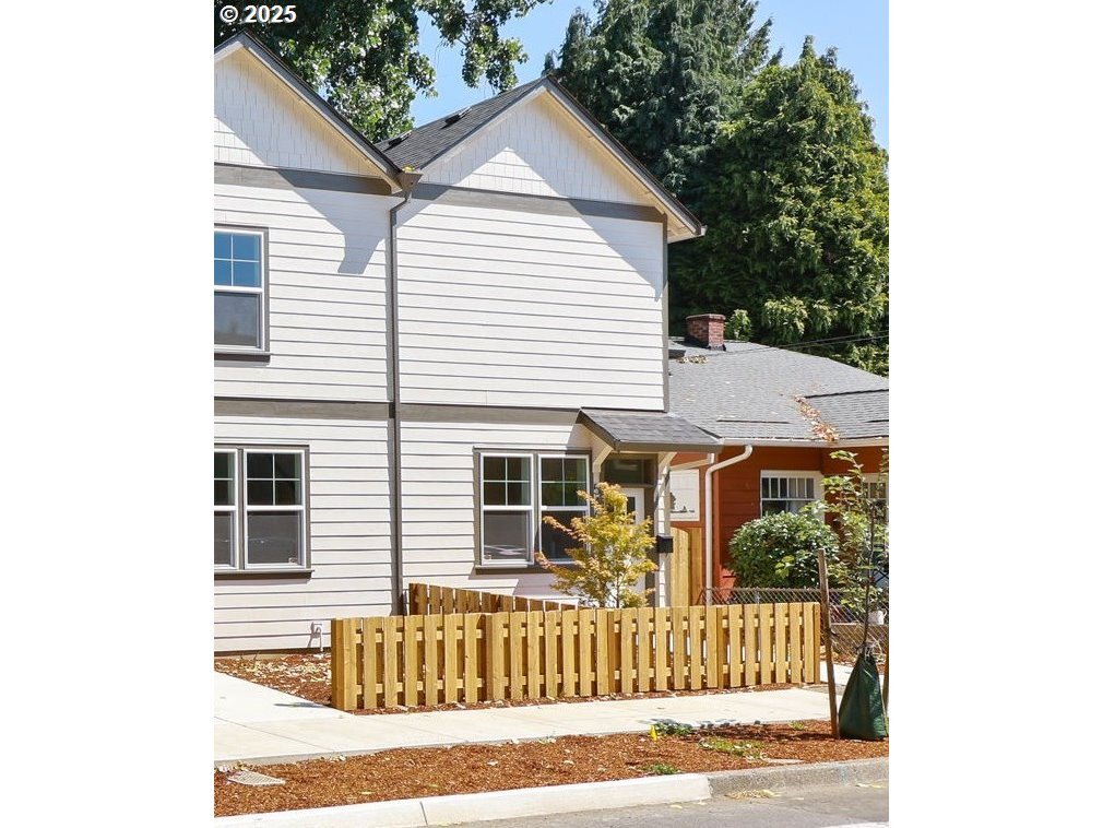 Property Photo: 5465 N Fessenden St OR 97203