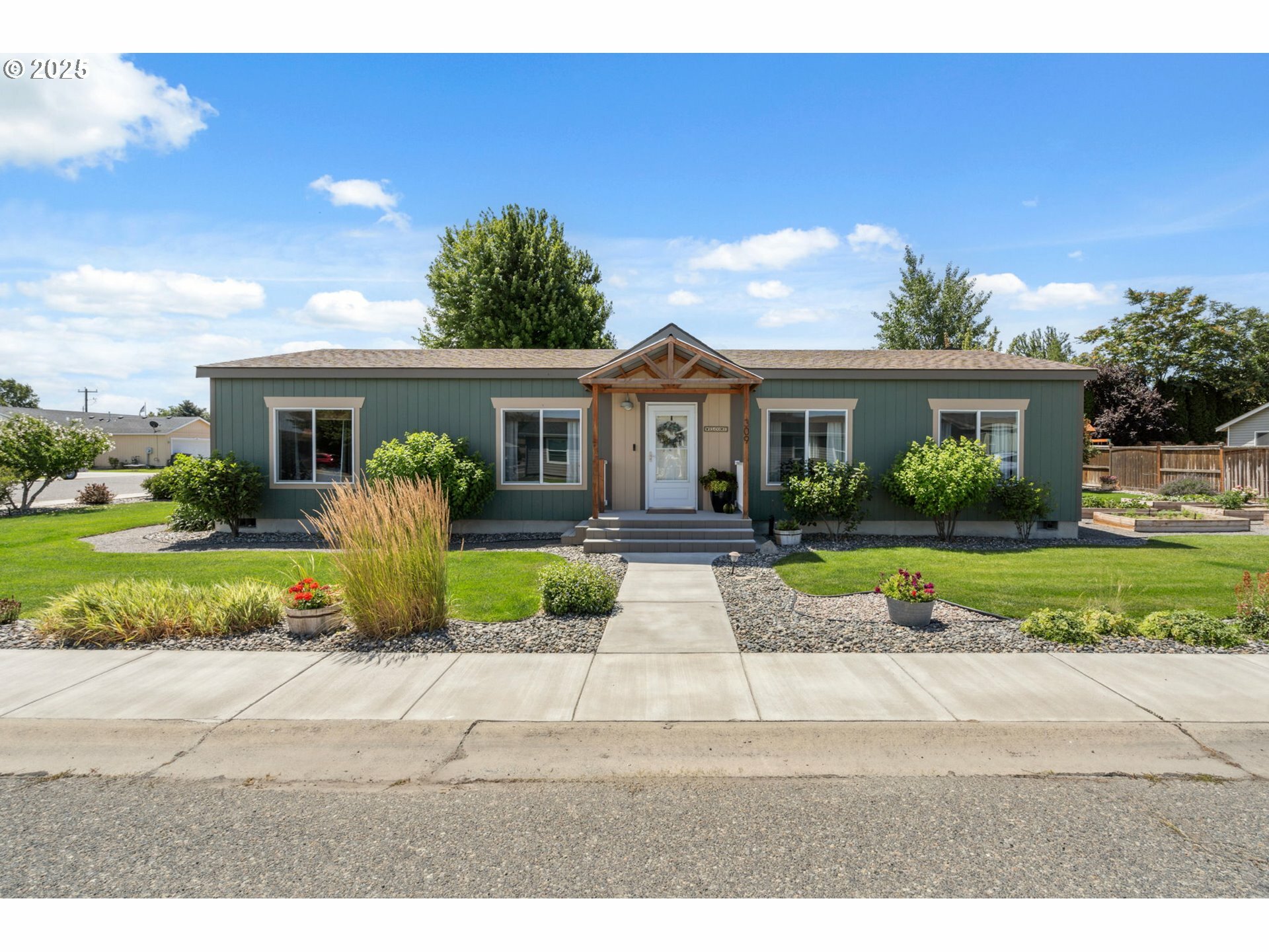 Property Photo: 309 NE Davaly Ln OR 97818
