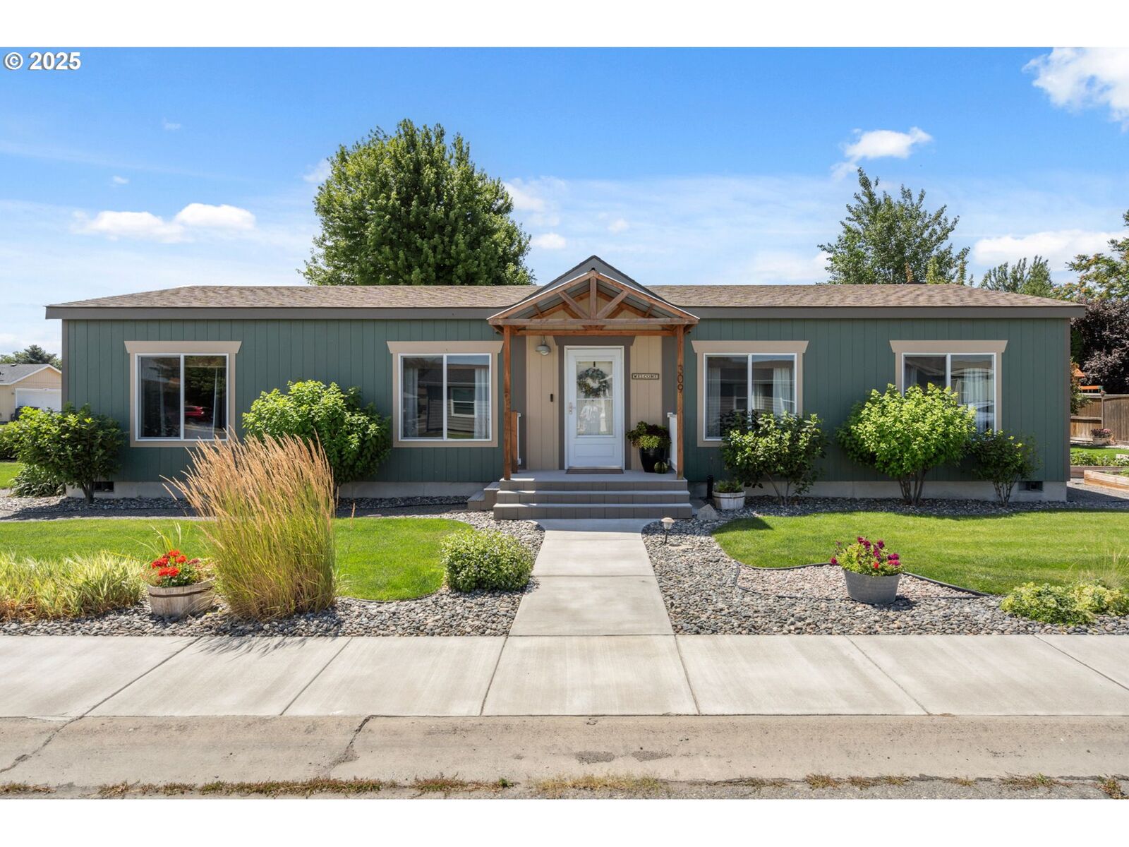 Property Photo:  309 NE Davaly Ln  OR 97818 