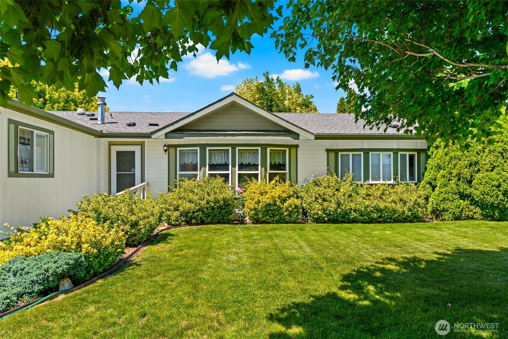 Property Photo: 1100 S Rosewood Drive 111 WA 98926