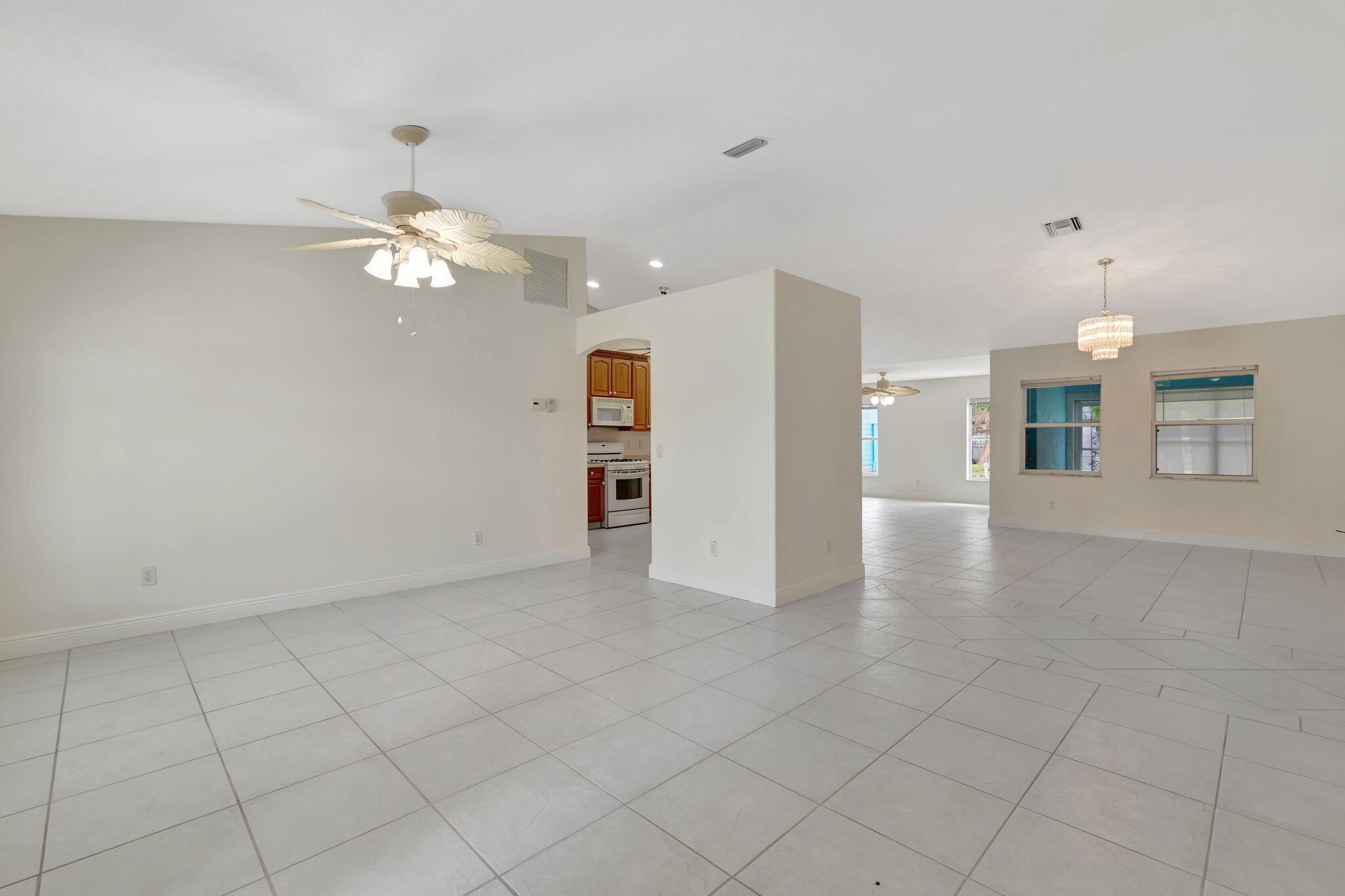 Property Photo: 189 SE Floresta Drive FL 34983