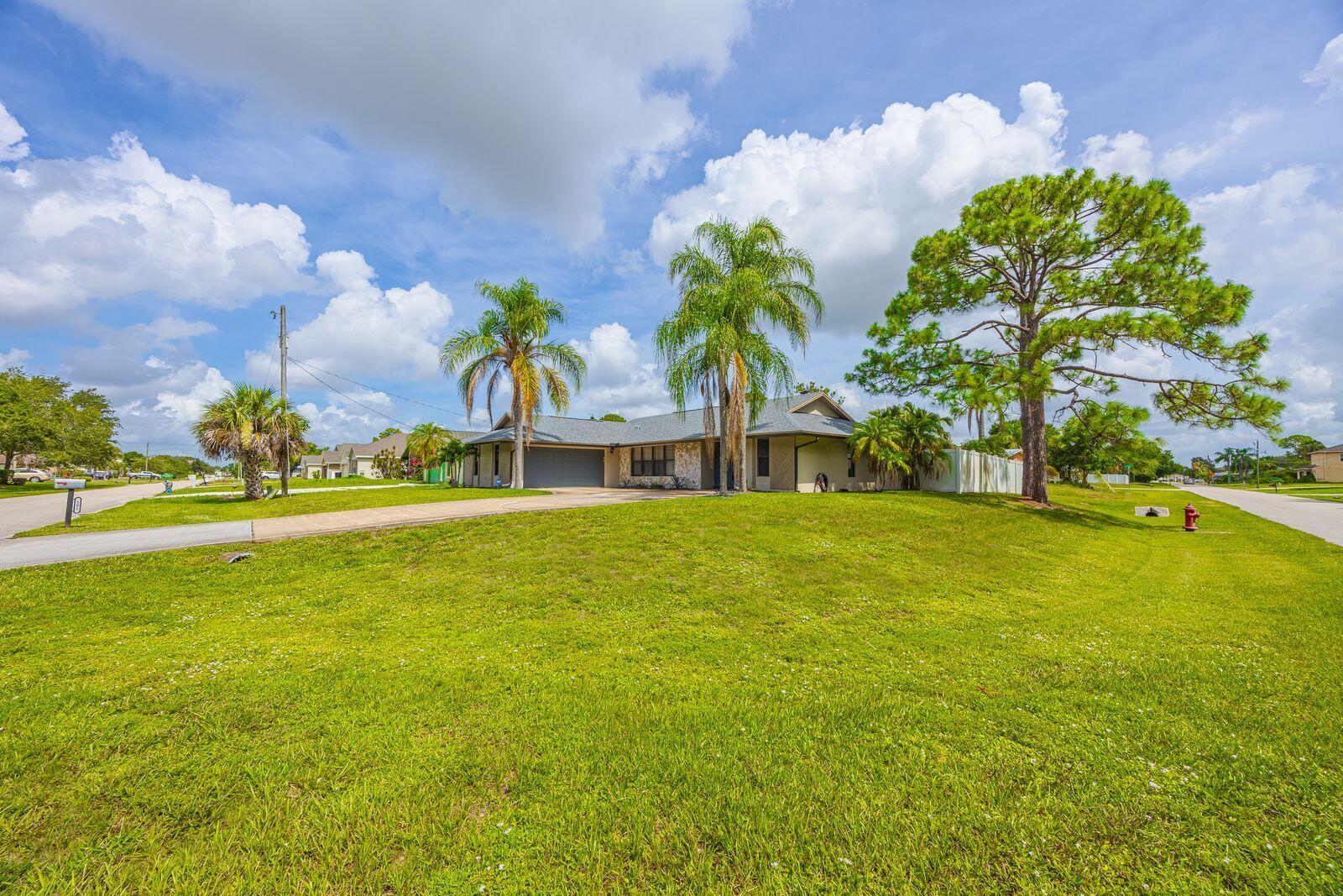 Property Photo:  101 SW Chapman Avenue  FL 34984 