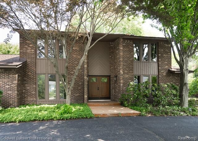Property Photo:  4865 Beacon Hill Drive  MI 48301 