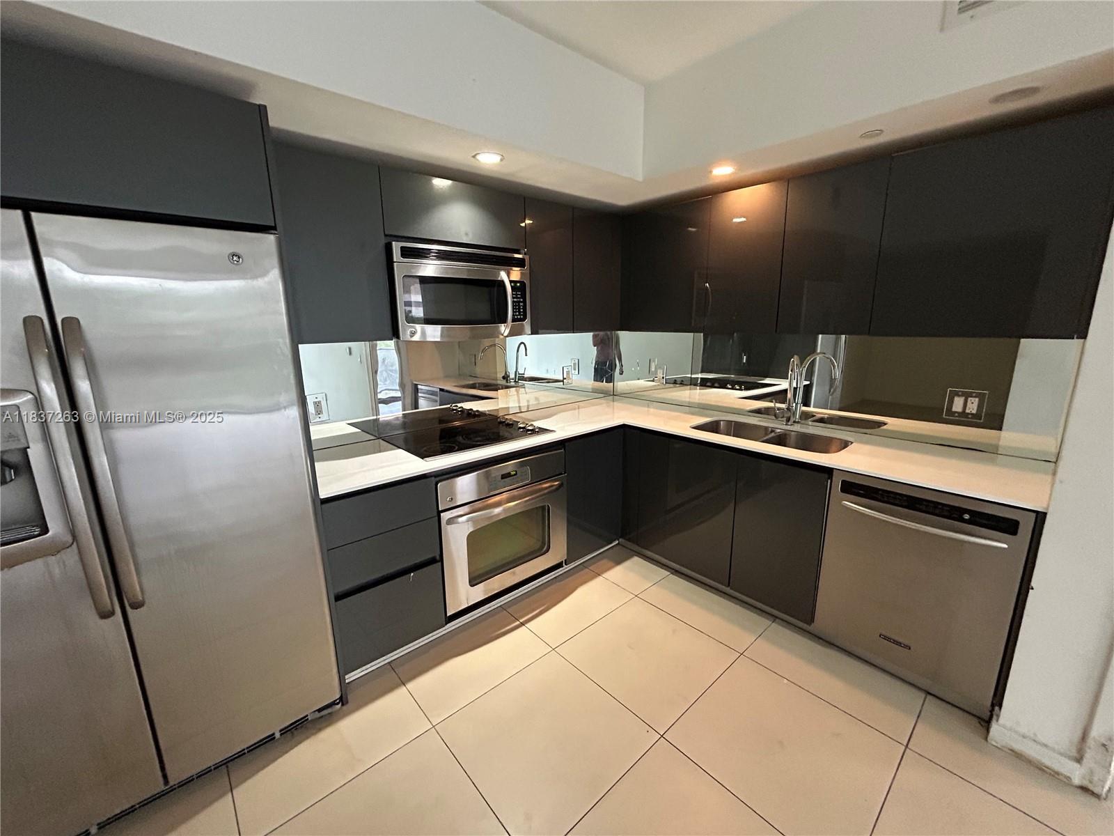 31 SE 6th St 407  Miami FL 33131 photo