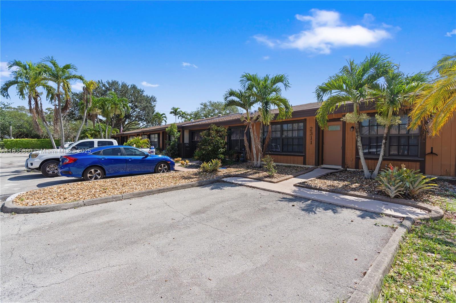 Property Photo:  2311 Elm Ct  FL 33026 
