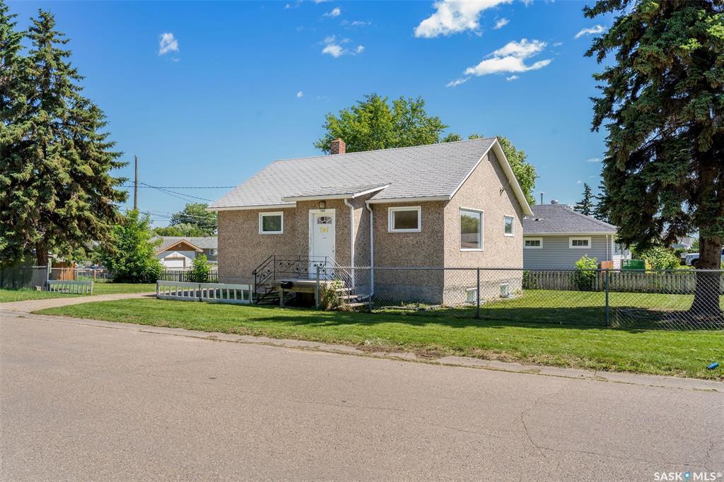 Property Photo:  100 30th Street E  SK S6V 1Z1 