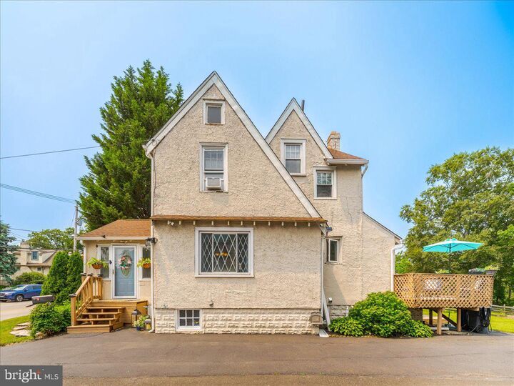 Property Photo: 1086 Edge Hill Road PA 19001