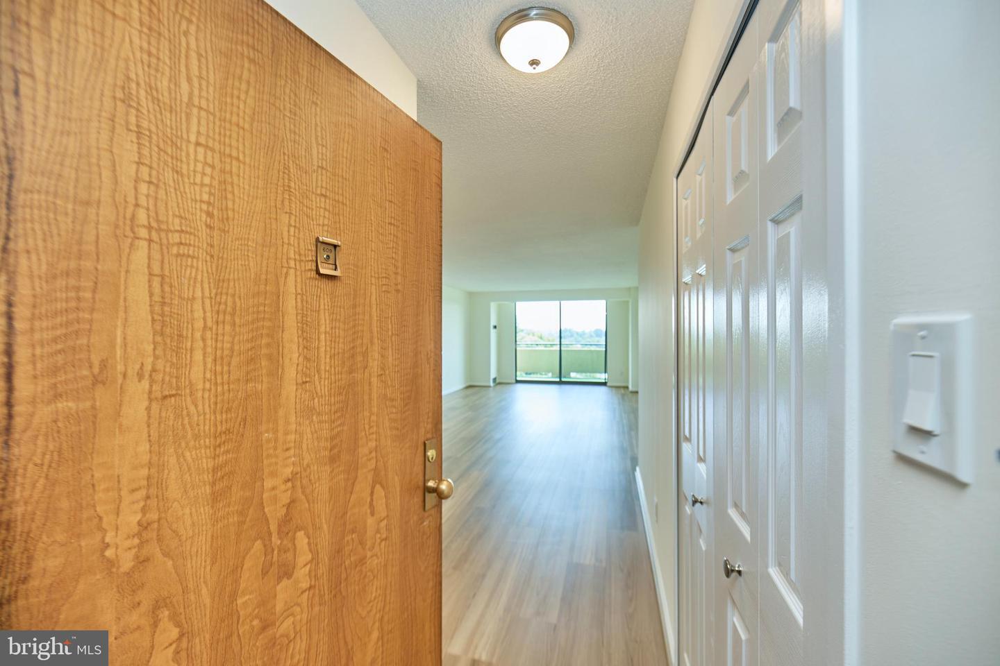 Property Photo: 1800 Old Meadow Road 609 VA 22102