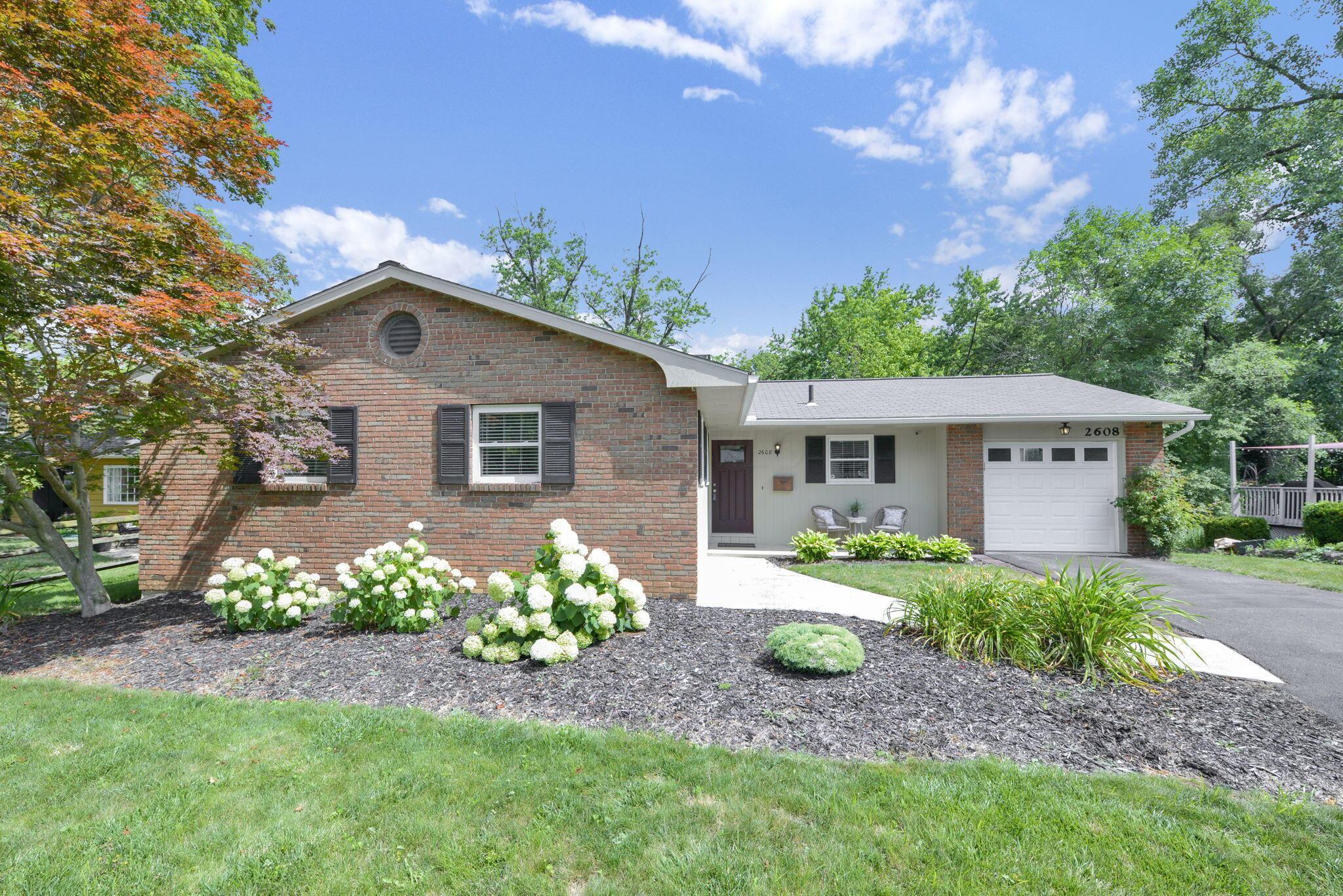 Property Photo: 2608 Edgevale Road OH 43221