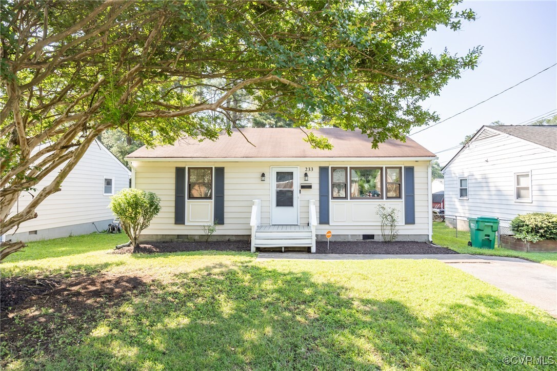 Property Photo: 233 N Mapleleaf Avenue VA 23075