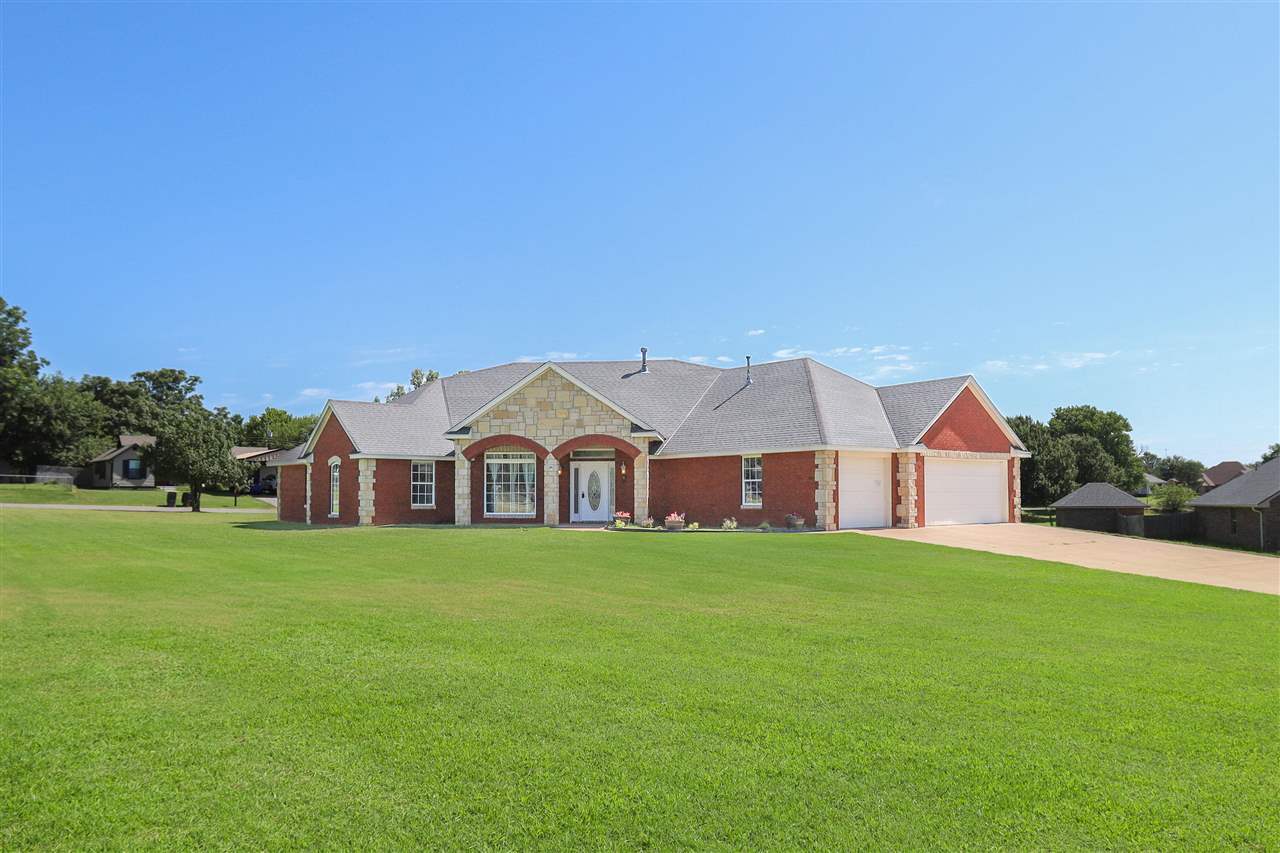 Property Photo: 203 Parkview Dr OK 73541