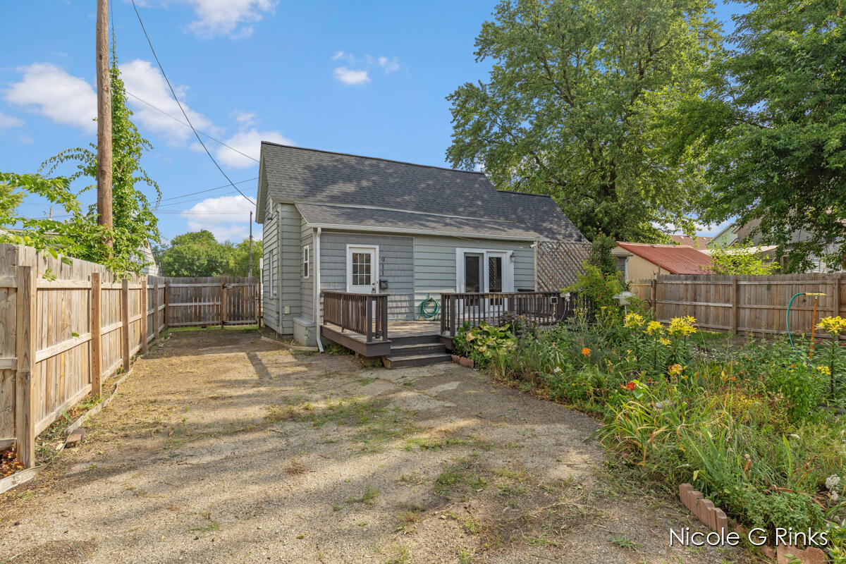 Property Photo:  911 Baldwin Street SE  MI 49506 