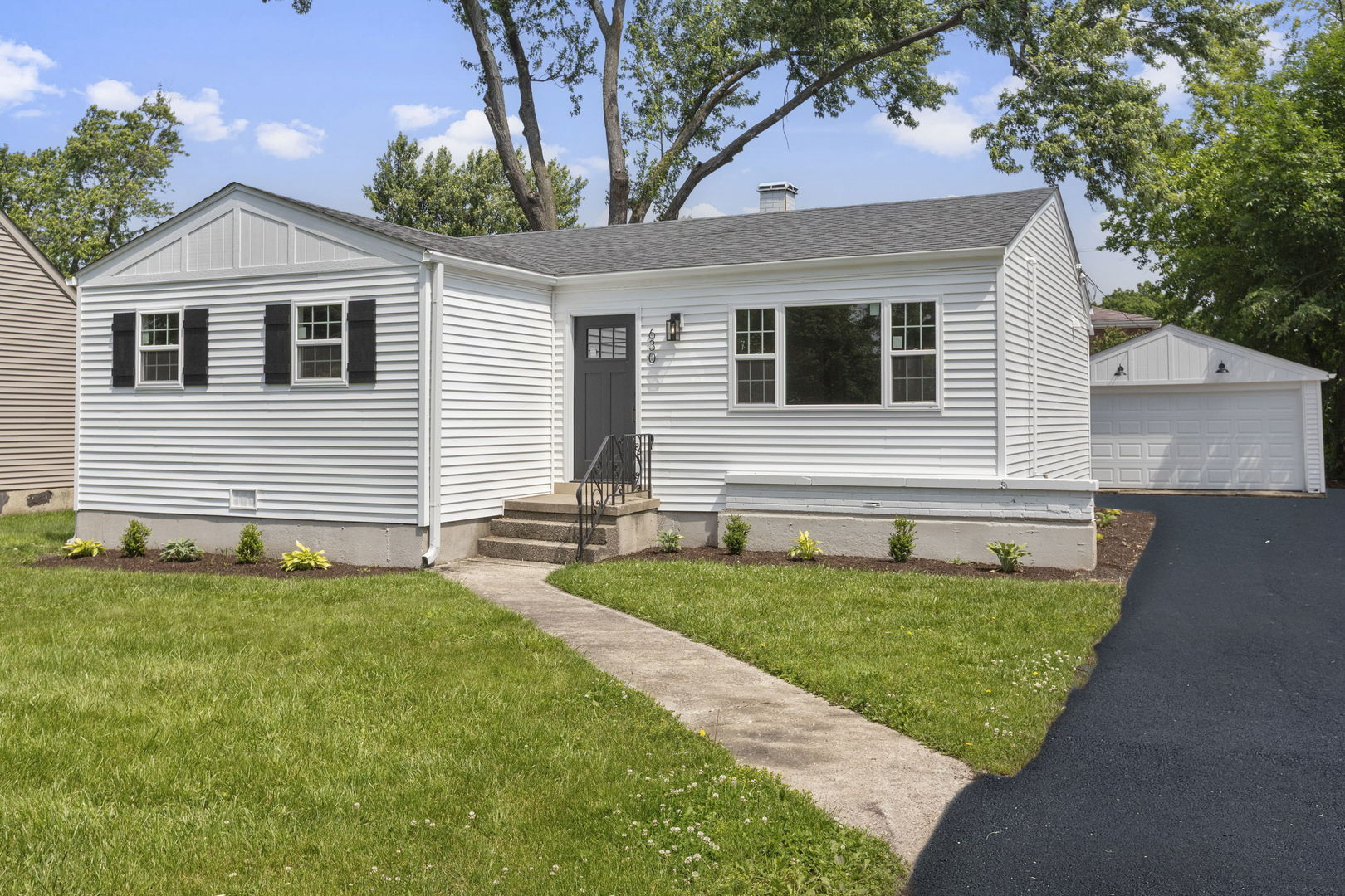 Property Photo:  630 E Le Moyne Avenue  IL 60148 