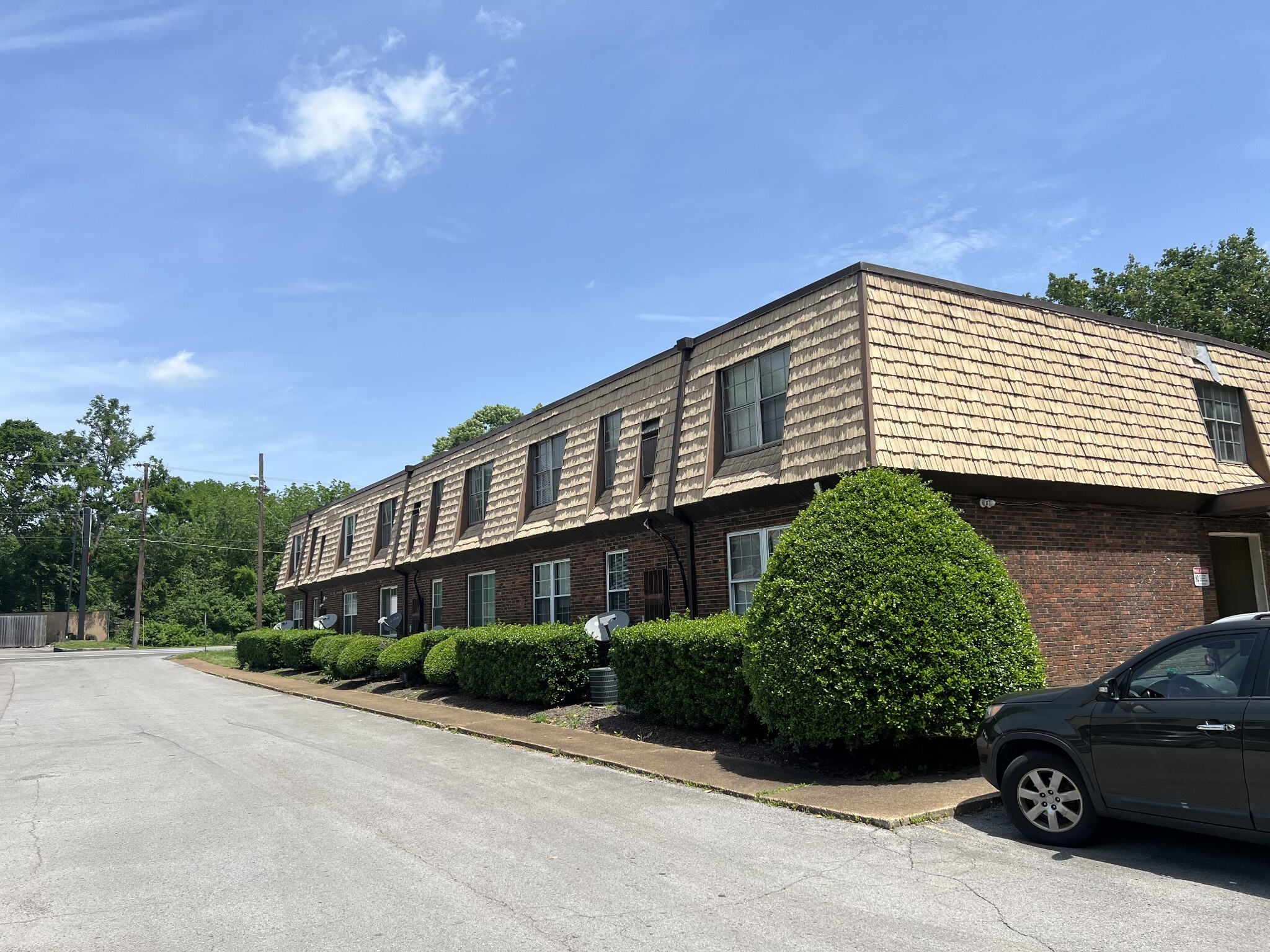 Property Photo: 441 Harding Pl D20 TN 37211
