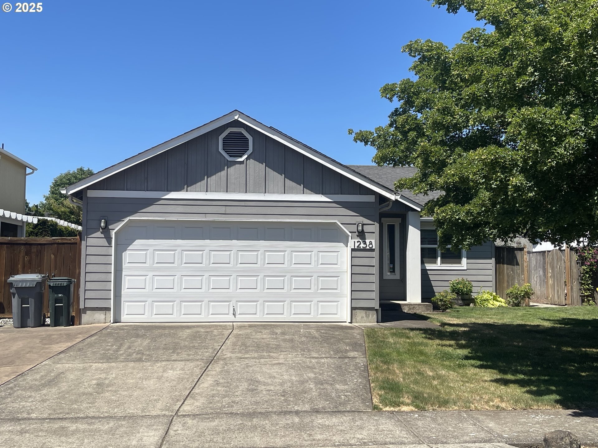 Property Photo: 1238 Colton Way OR 97402