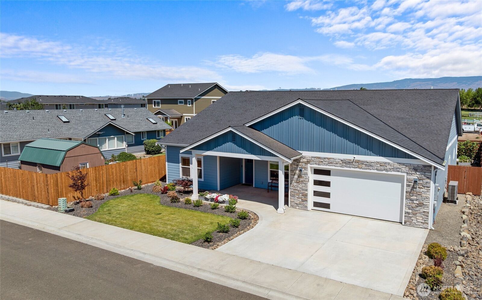 Property Photo:  405 E Chason Avenue  WA 98926 