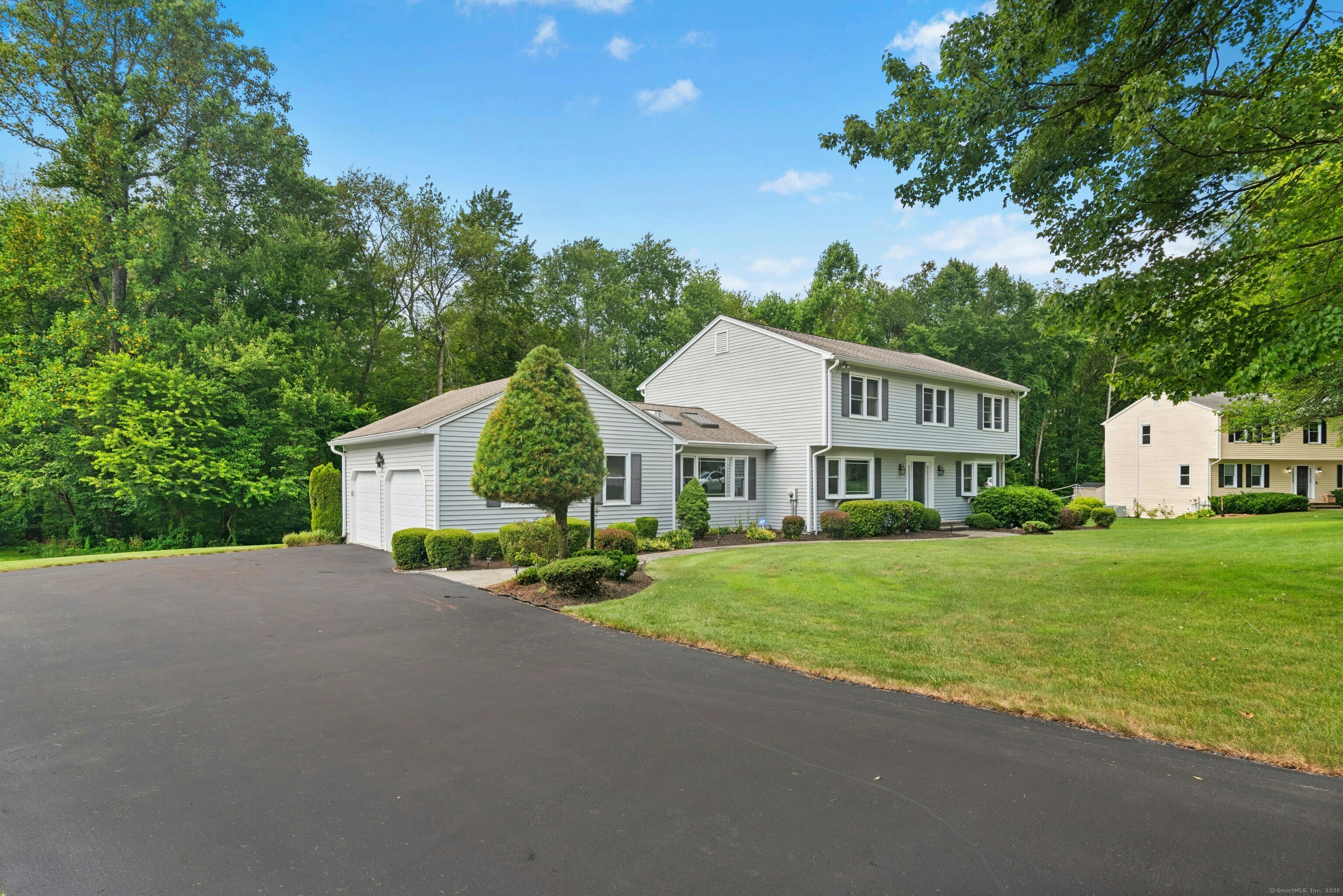 Property Photo:  33 Shawnee Lane  CT 06468 