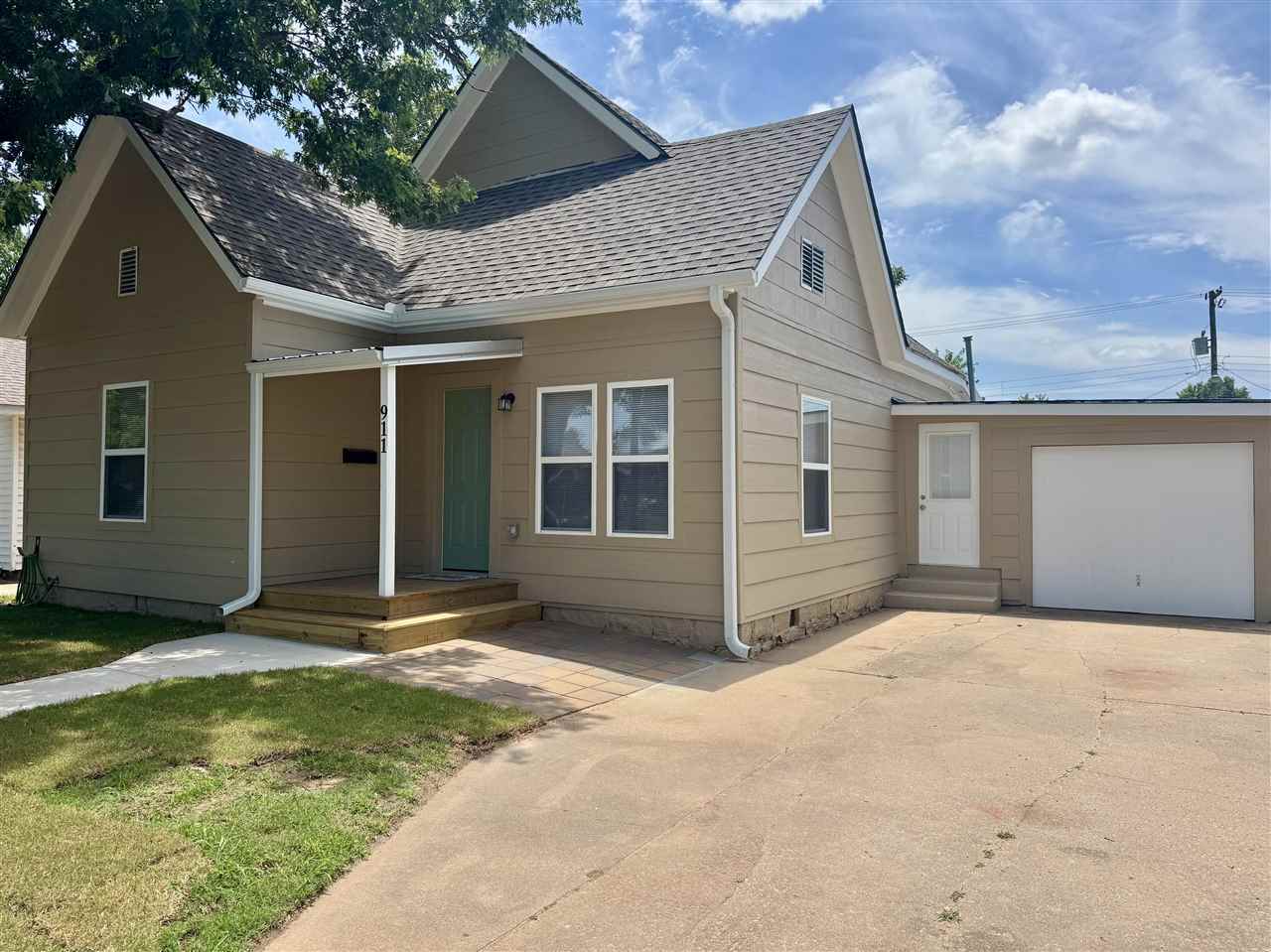 Property Photo:  911 E Maple Street  OK 74023 