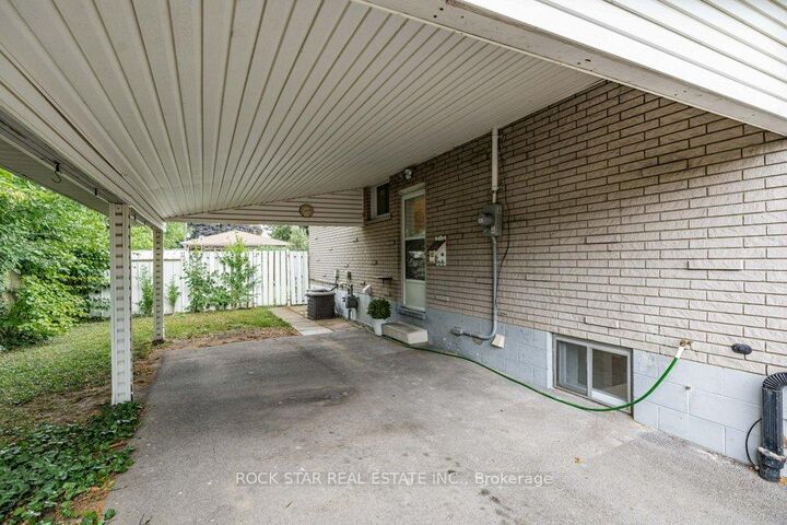 Property Photo:  25 Greeningdon Drive  ON L9A 3A8 