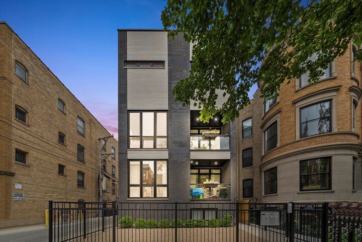 Property Photo:  702 W Wellington Avenue 2N  IL 60657 