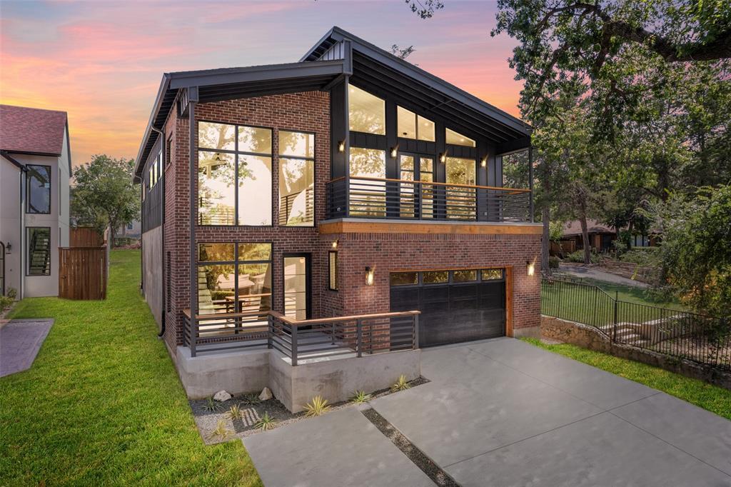 Property Photo: 3110 W Jefferson Boulevard TX 75211