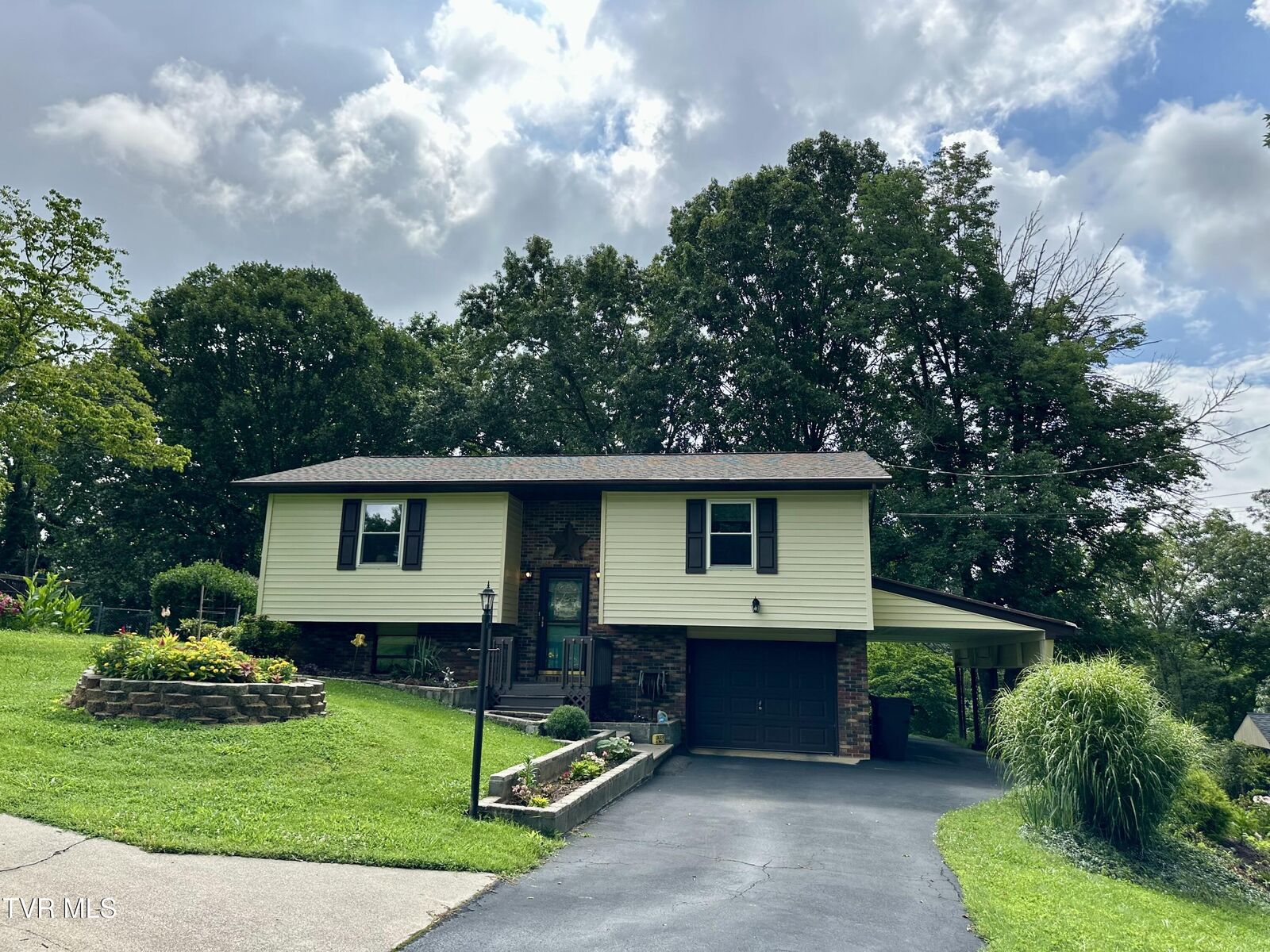 Property Photo: 233 Lakeview Circle TN 37663