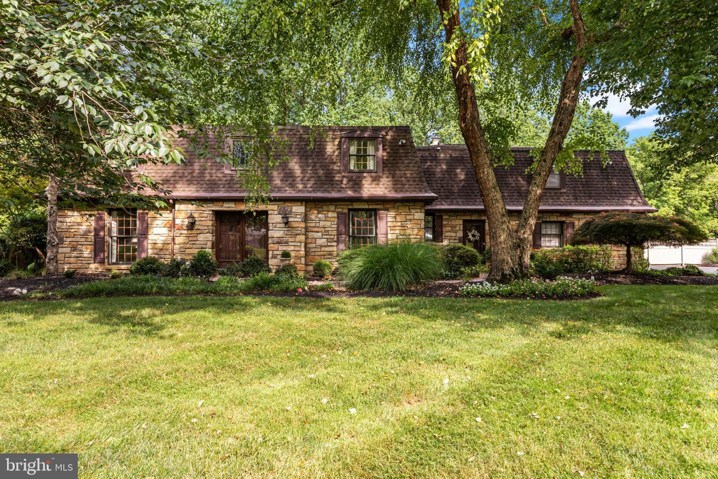 Property Photo: 11 S Kings Oak Lane PA 19115
