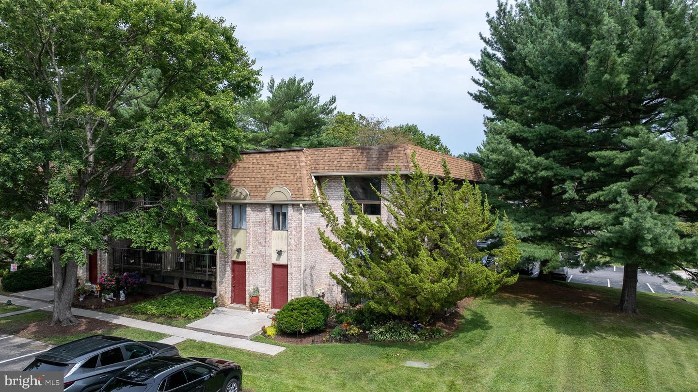 Property Photo: 318 Saybrook Lane B 10-B PA 19086