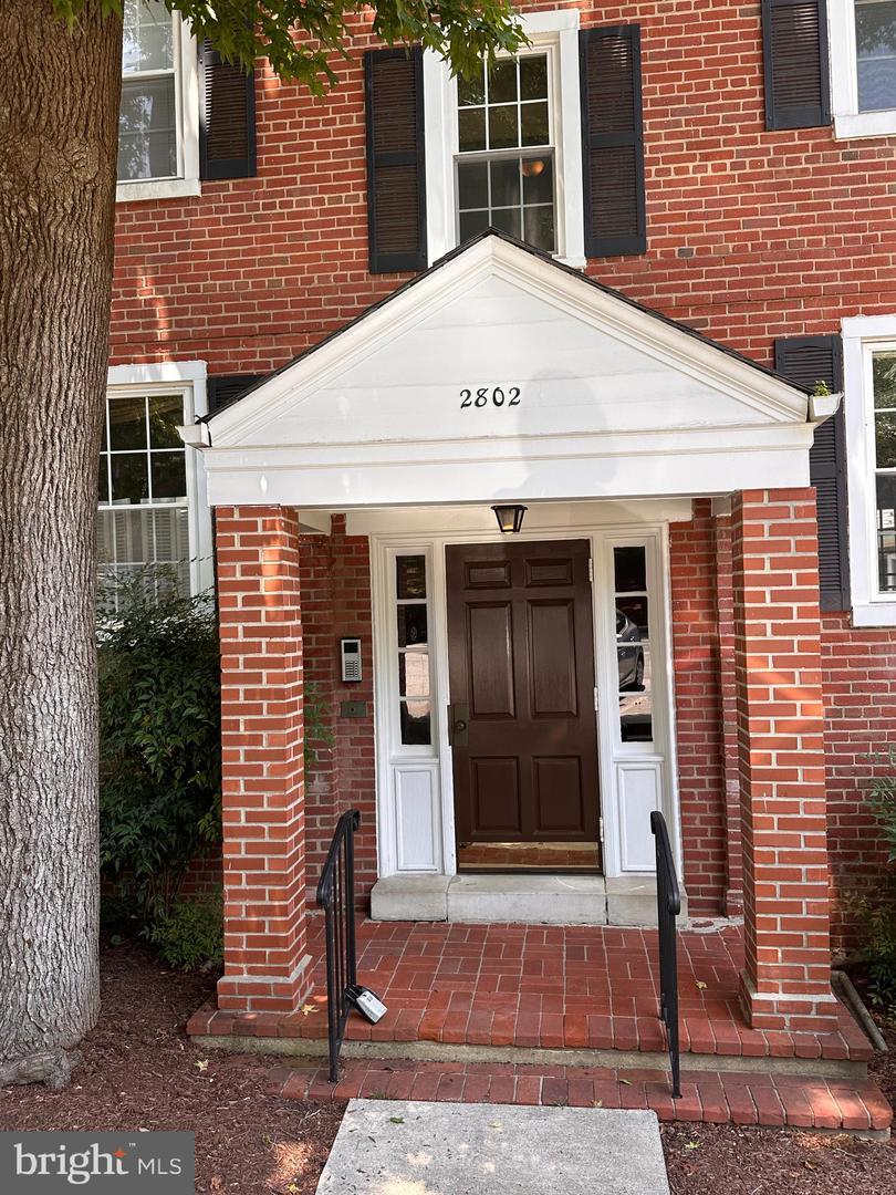 Property Photo: 2802 S Columbus Street B2 VA 22206
