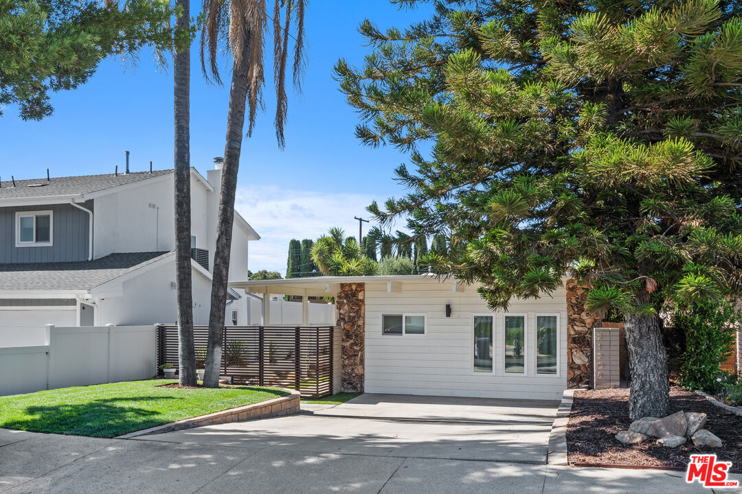 Property Photo: 21206 Merridy St CA 91311
