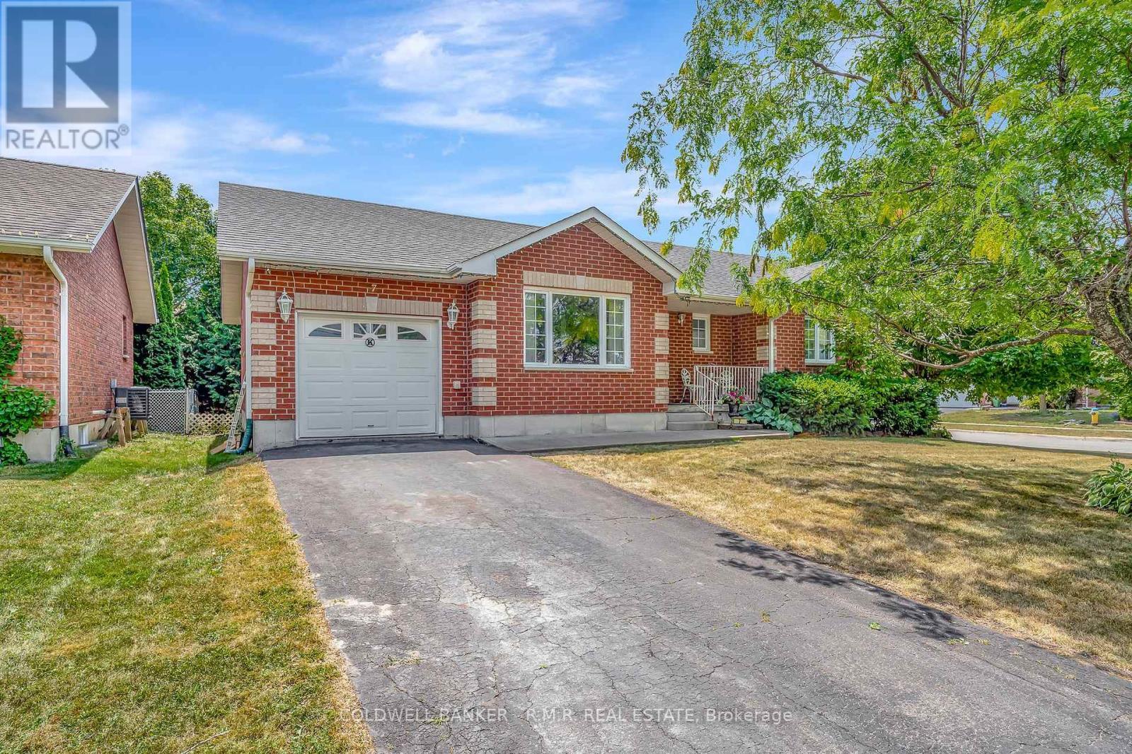 Photo de la propriété: 7 Eakins Crescent ON K9V 6H8