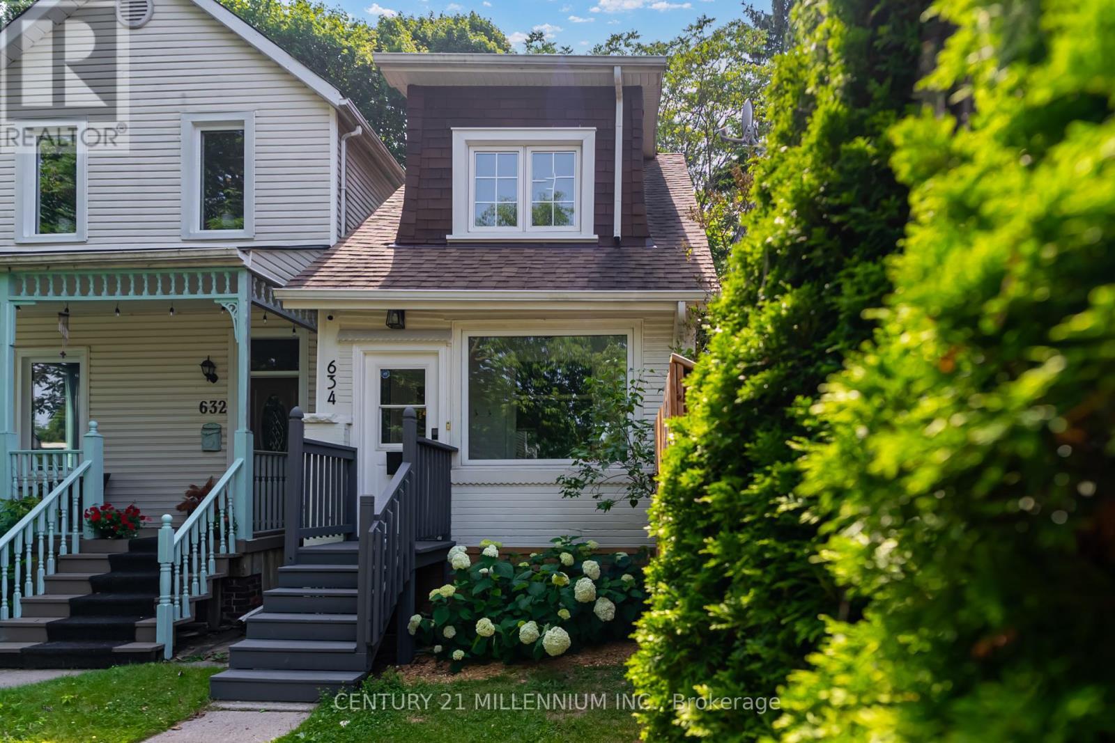 Property Photo:  634 Woodbine Avenue  ON M4E 2J1 