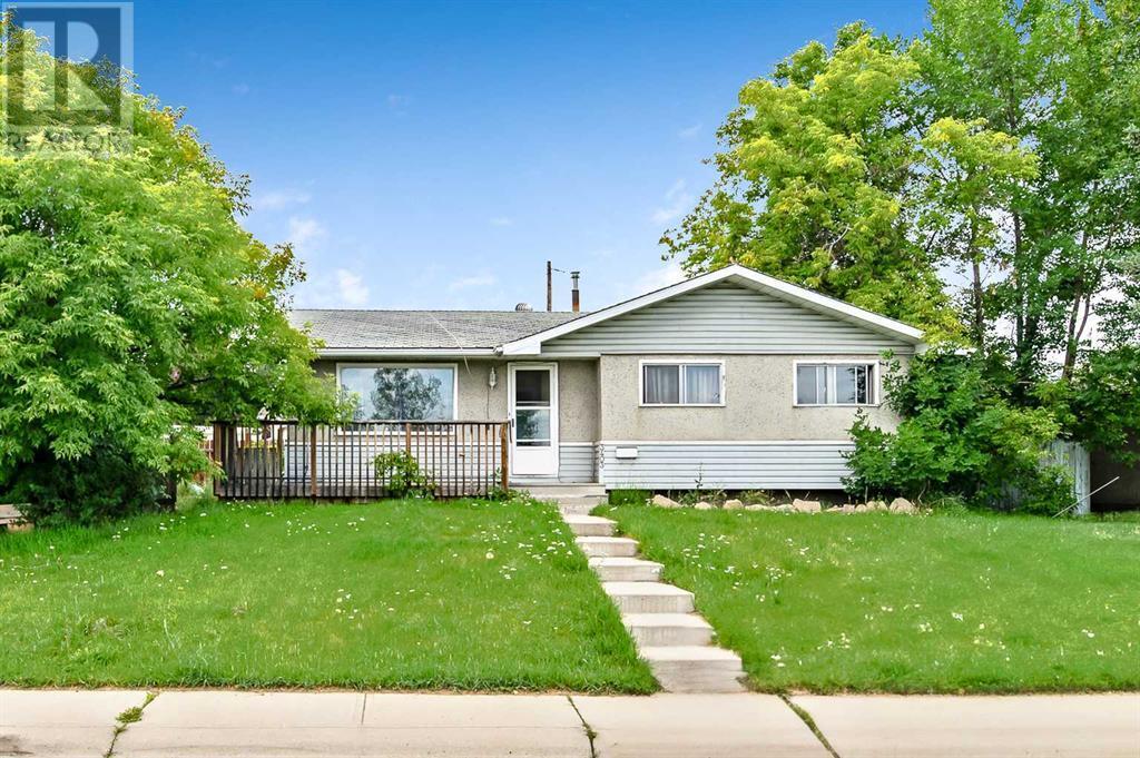 Property Photo:  3403 73 Street Northwest  AB T3B 2L5 