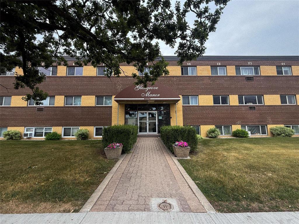 Property Photo: 1002 Grant Avenue MB R3M 2A1