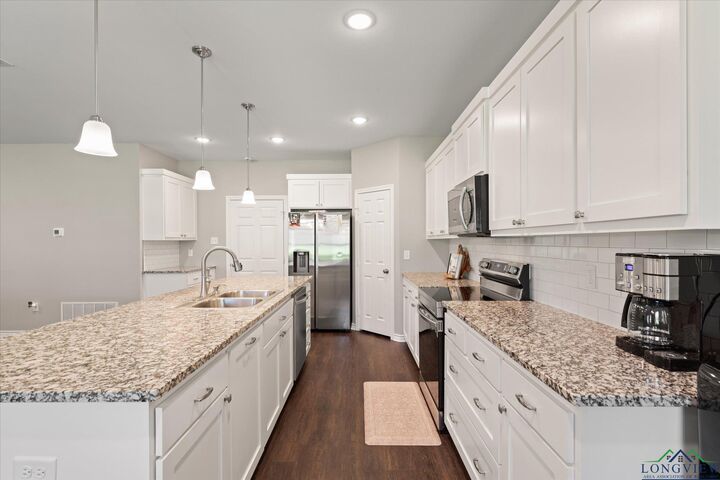 Property Photo: 169 Hollybrook Street TX 75644