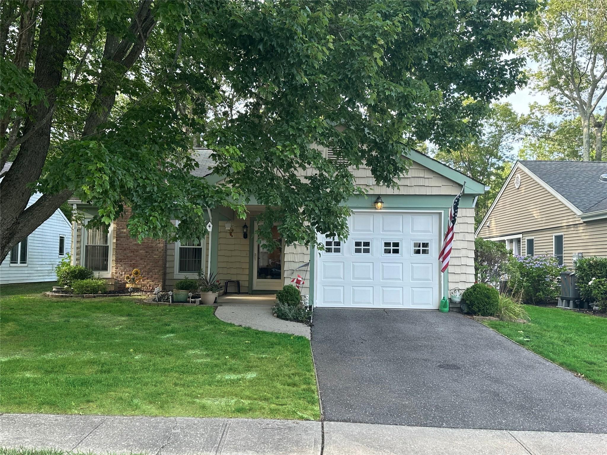 304 Kingston Court  Ridge NY 11961 photo