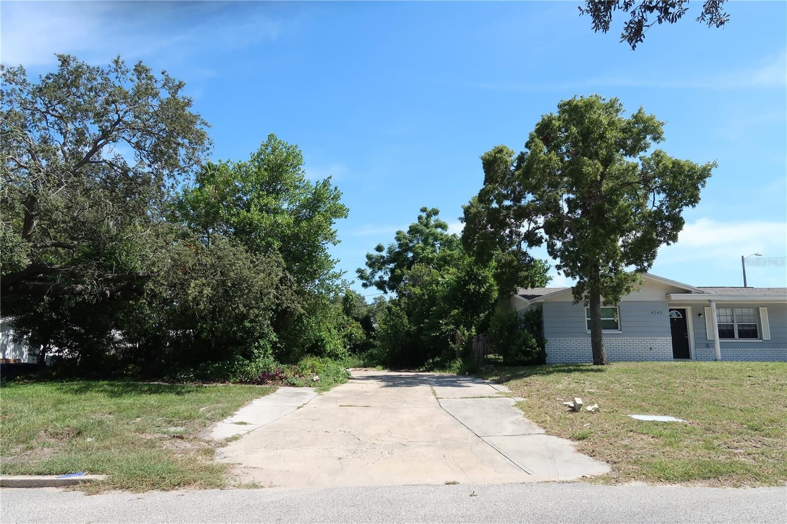 Property Photo:  4250 Oak Bluff Avenue  FL 34691 