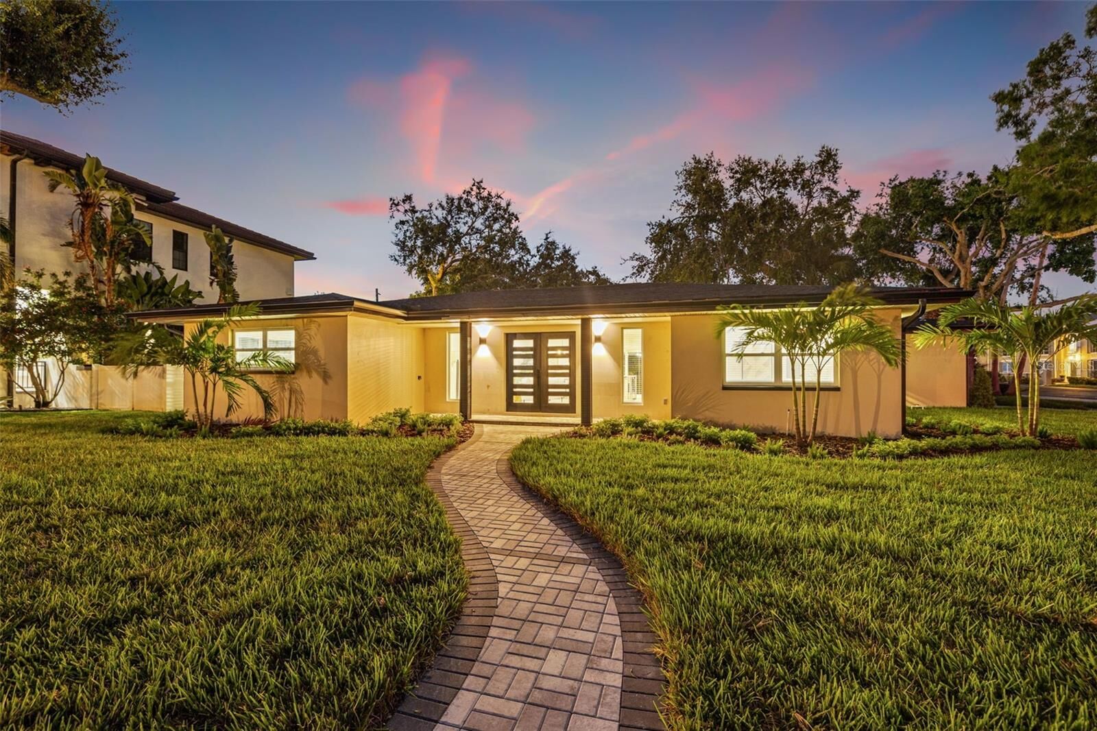 Property Photo: 497 Capri Way NE FL 33704