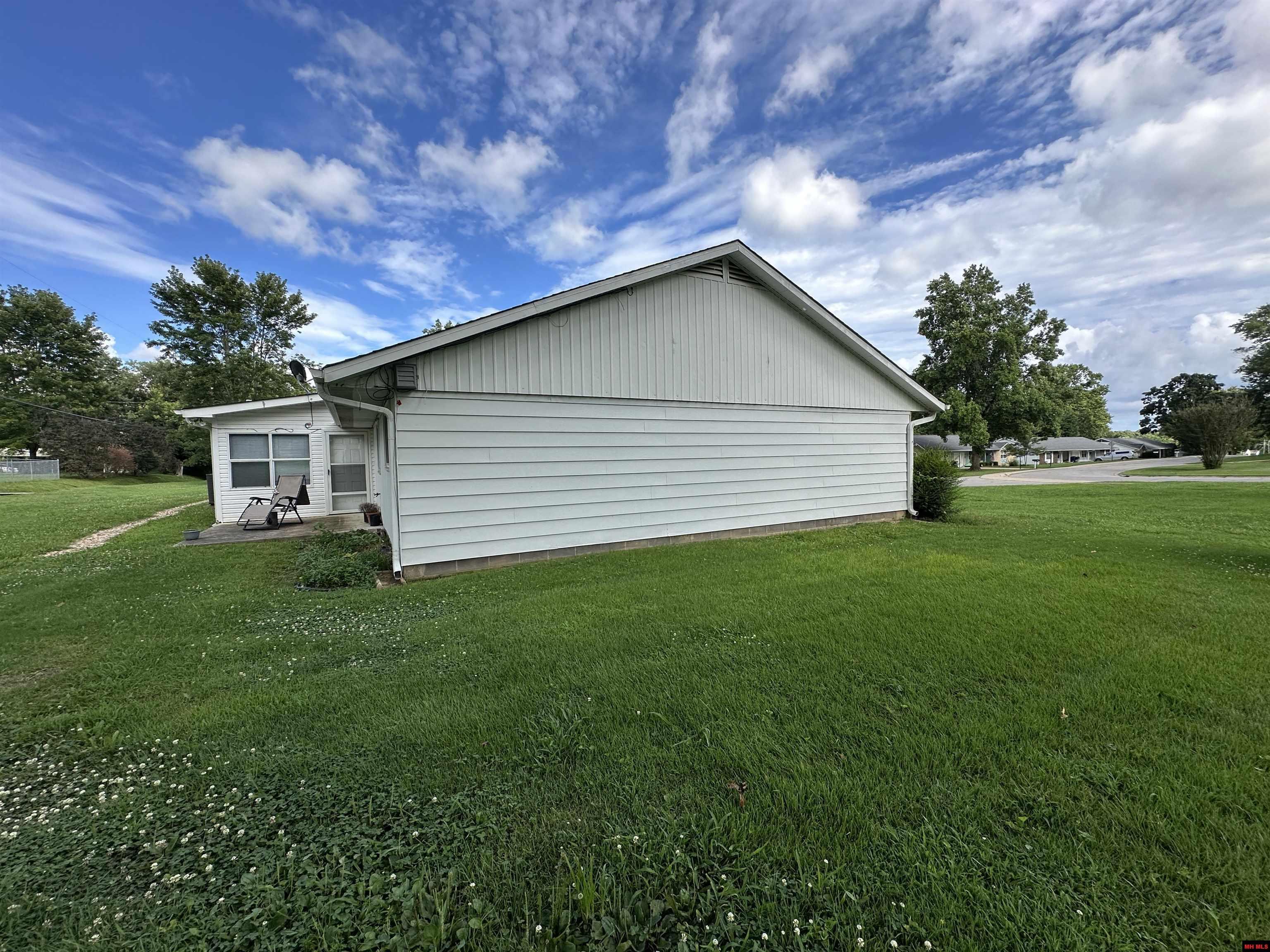 Property Photo: 1105 Meadowbrook Drive AR 72653