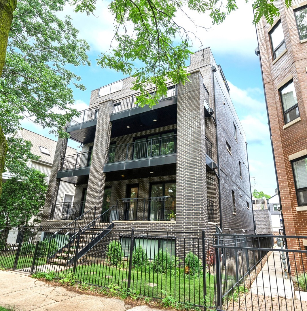 Property Photo: 2422 W Lyndale Street 1E IL 60647
