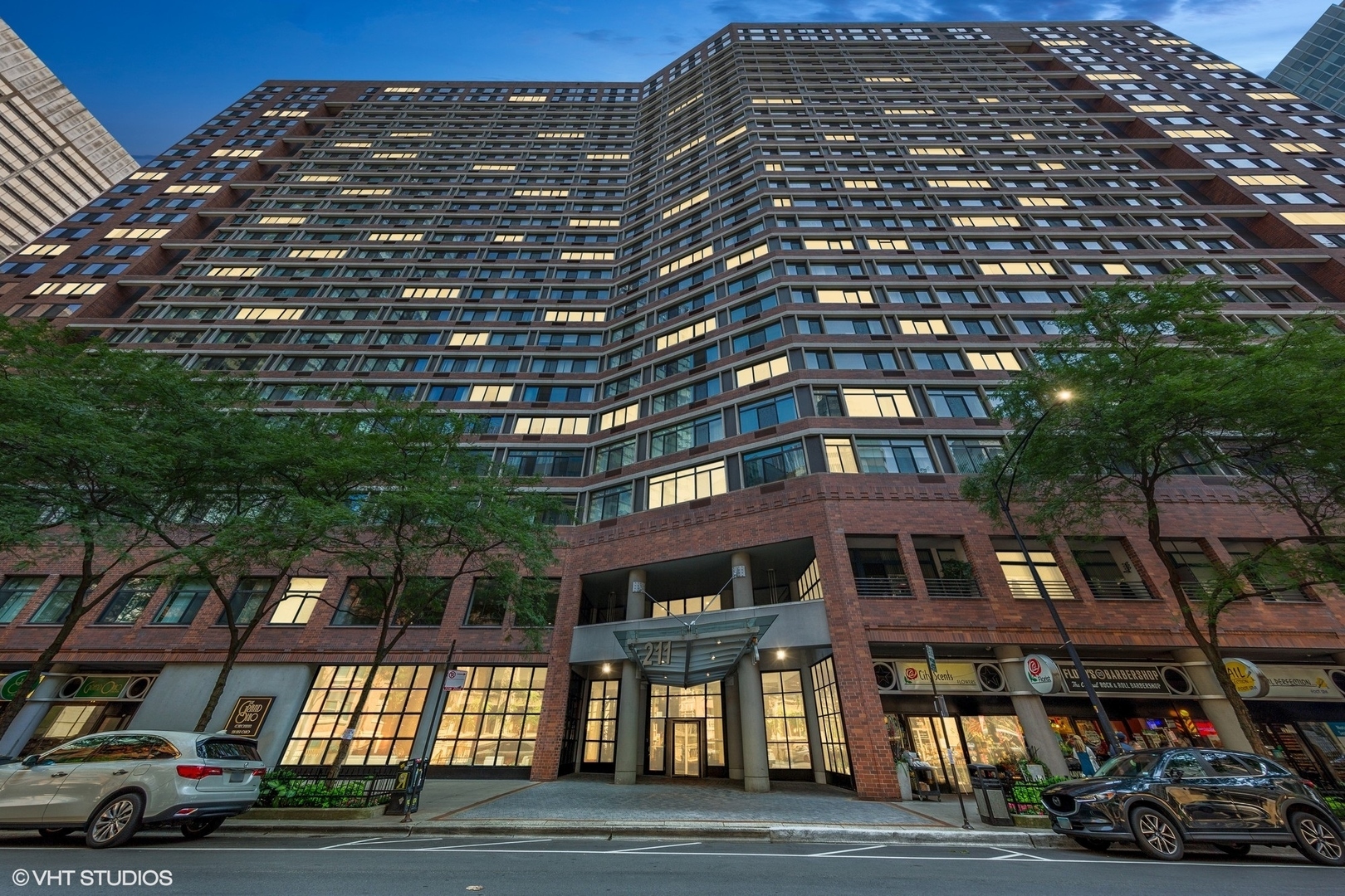 Property Photo: 211 E Ohio Street 1825 IL 60611