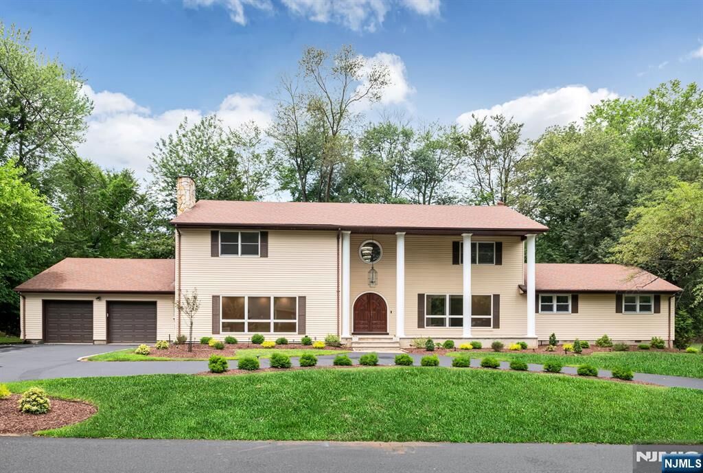 Property Photo:  39 Edgewood Avenue  NJ 07481 